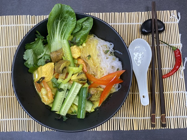 Lækker laksa, som er en typisk asiatisk suppe med glasnudler, en masse ...