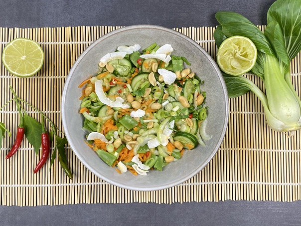 Salat med pak choy, sukkerærter og peanuts