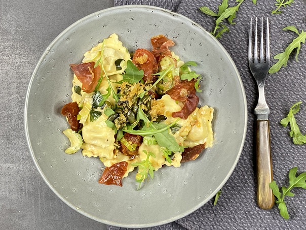 Tortellini med balsamicotomater og serranoskinke