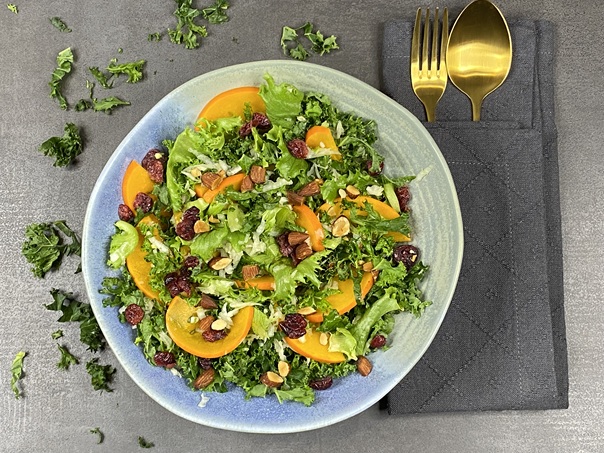 Grønkålssalat med kakifrugt