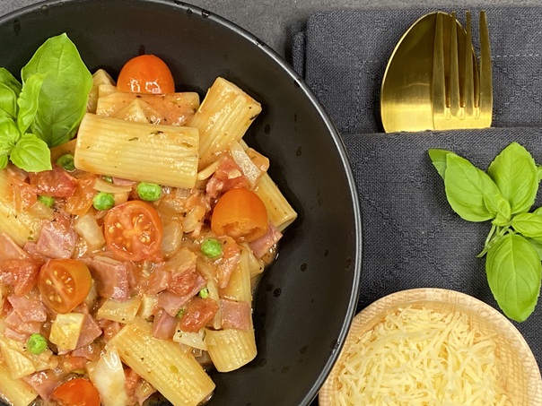 Pasta med kalkunbacon, fennikel og tomater