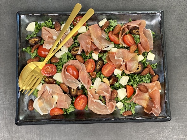 Grønkålssalat med serranoskinke og saltede mandler