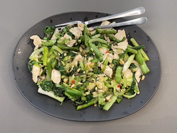 Thai grøntsagssalat med kylling