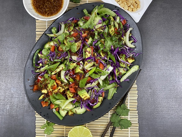 Asiatisk rissalat med sprøde ris og grøntsager
