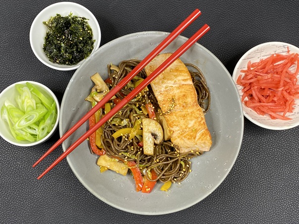 Japansk stir-fry nudler med laks og grøntsager